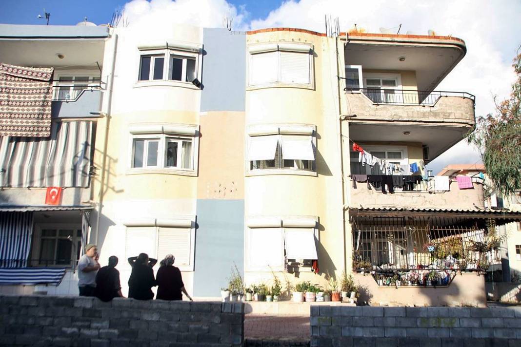 Bütün apartman 10 yıldır çöp kokusuyla yaşıyordu: İki kamyonla anca taşındı! Mide bulandıran görüntüler 5